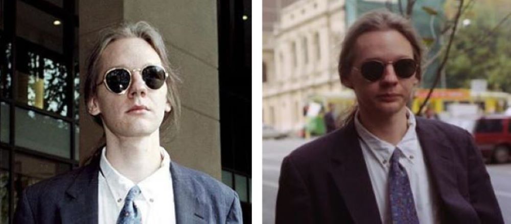 Julian Assange mentre lascia il tribunale di Melbourne, in Australia, dopo essere stato condannato per 24 operazioni di hackeraggio